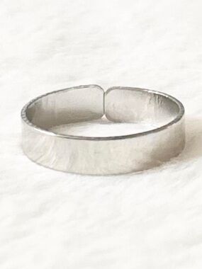 5/$15 🩷 MUST BUNDLE Minimalist Silver Band Ring